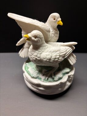 Vintage 1980s Porcelain Doves Rotation Music Box